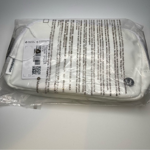 Lululemon Everywhere Belt Bag in White - NWT - Picture 4 of 4